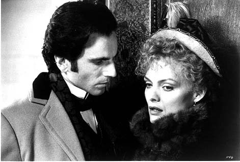 Michelle Pfeiffer and Daniel Day-Lewis in Age of Innocence